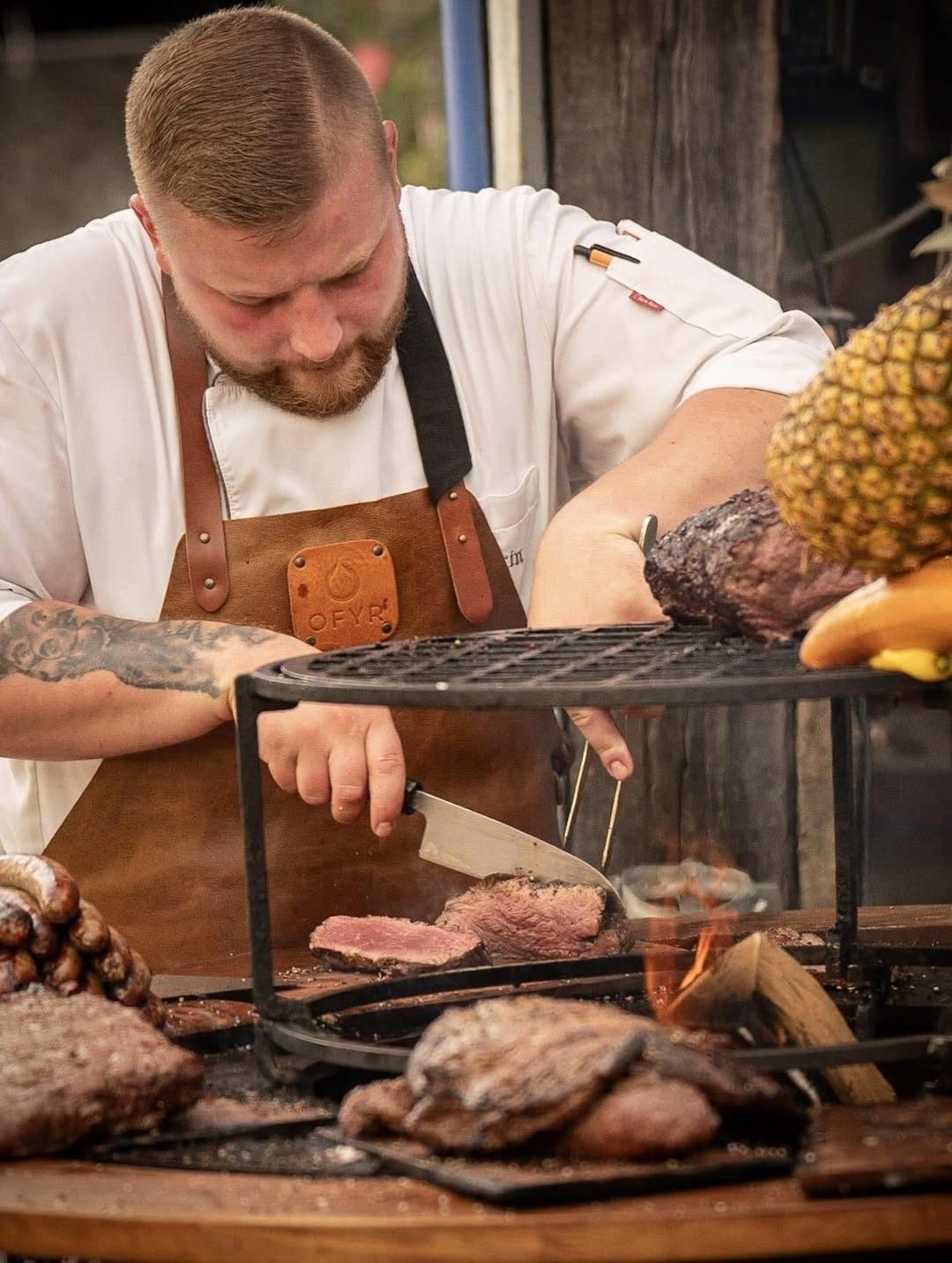 Quirin Reinhardt bei der Arbeit am Grill
