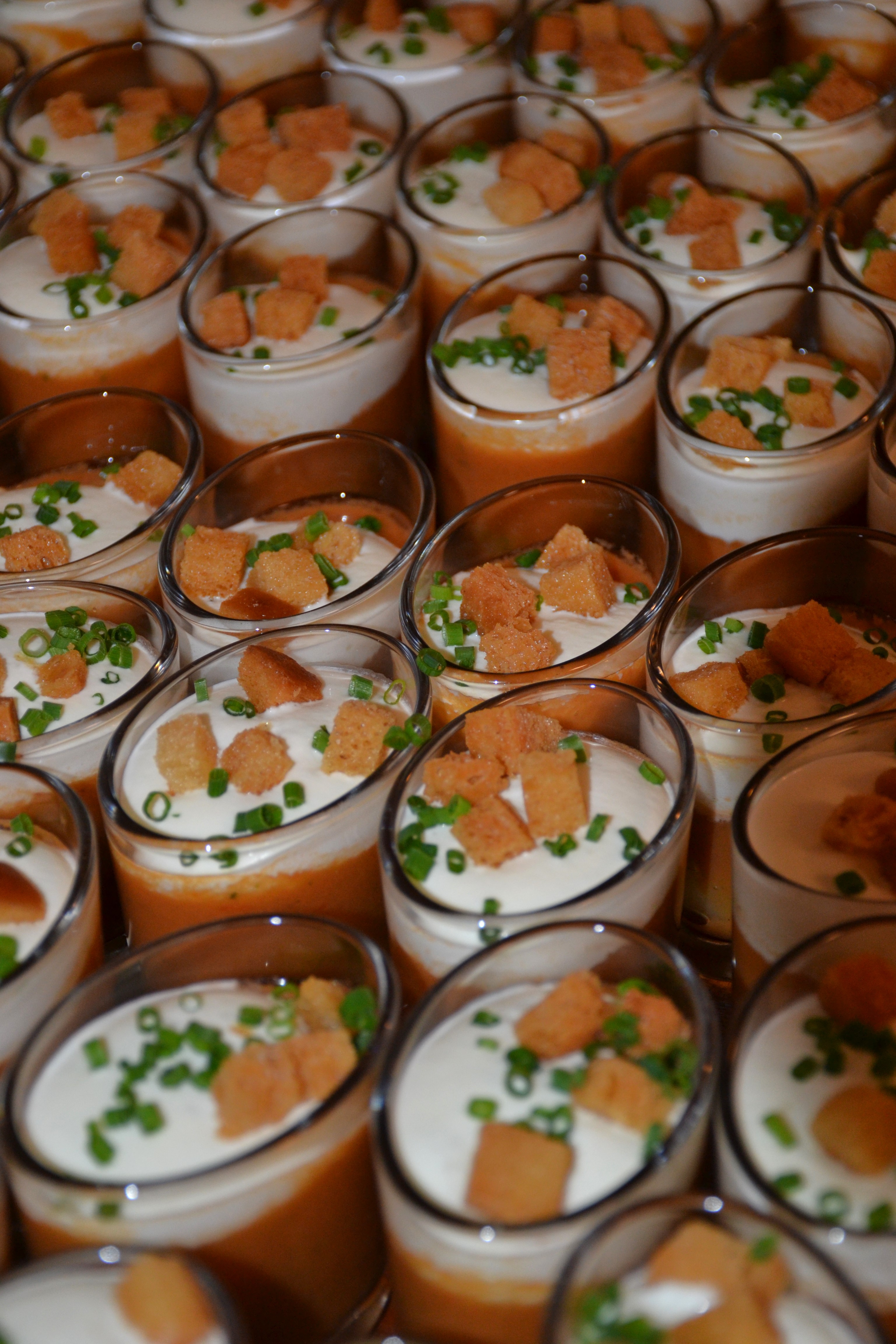 Gazpacho-Shots mit Mozzarella-Schaum, Croûtons und Schnittlauch — Detailaufnahme der Reihen
