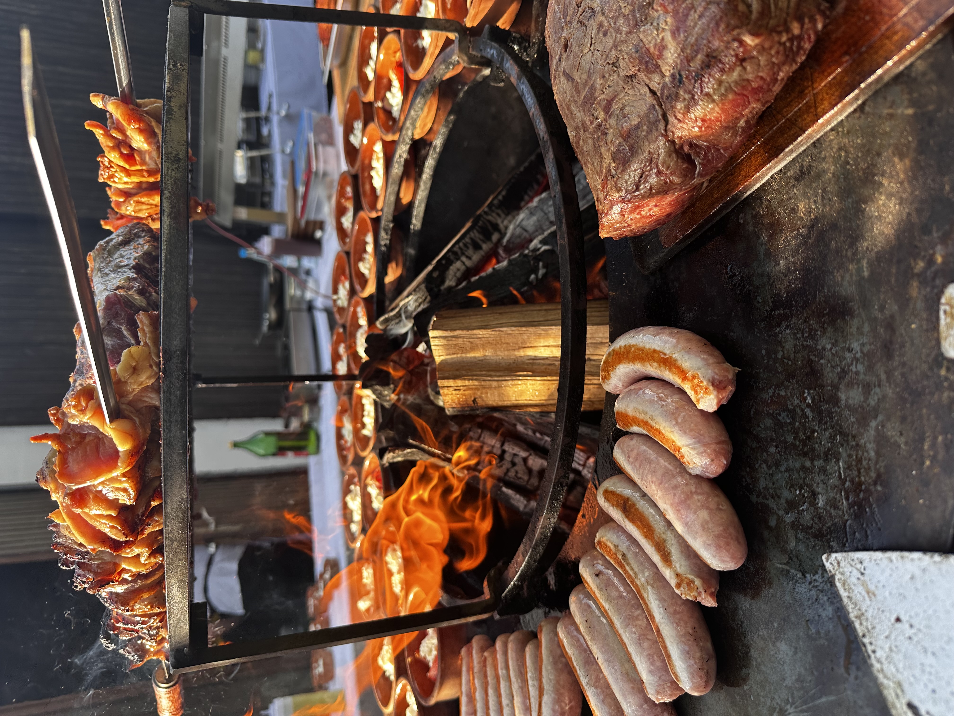 Bratwürste, Picanha und Spieße am offenen Feuer — Live-Catering im Außenbereich