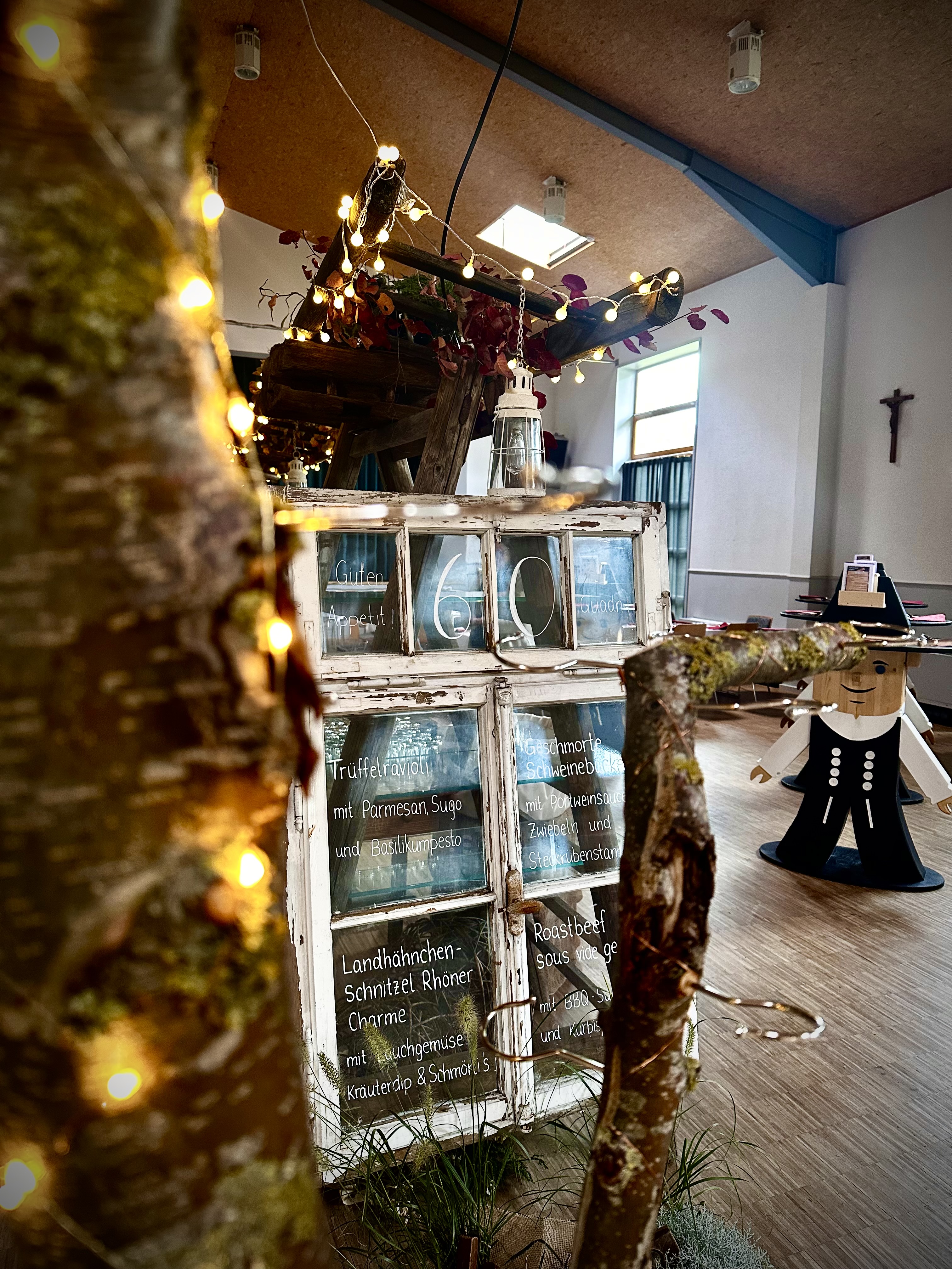 Saisonales Menü auf Kreidetafel im Indoor-Setup, atmosphärische Lichterketten