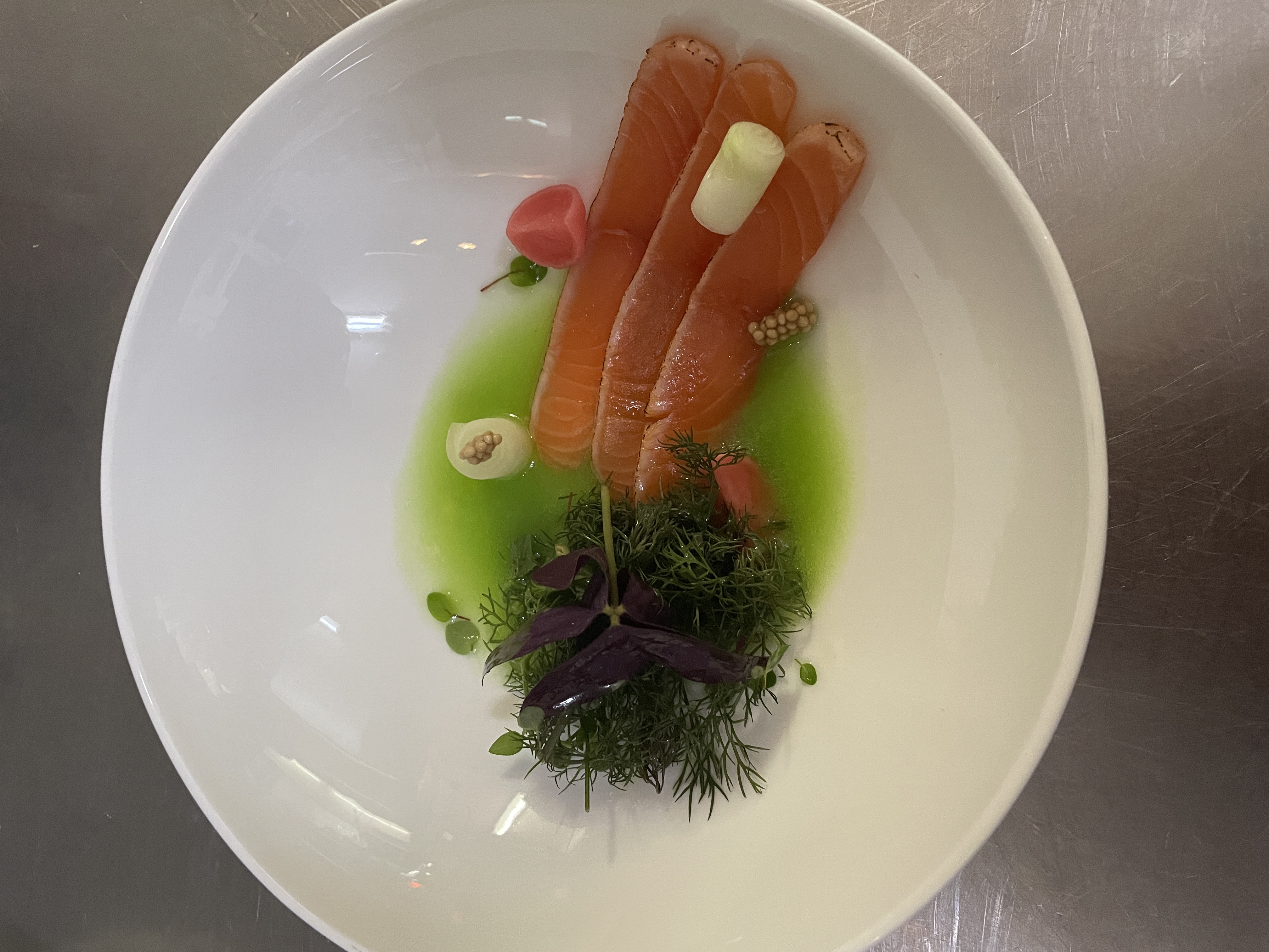 Beizlachs-Streifen in grünem Wildkräuter-Sud mit Dill, Sauerklee und Frühlingszwiebeln