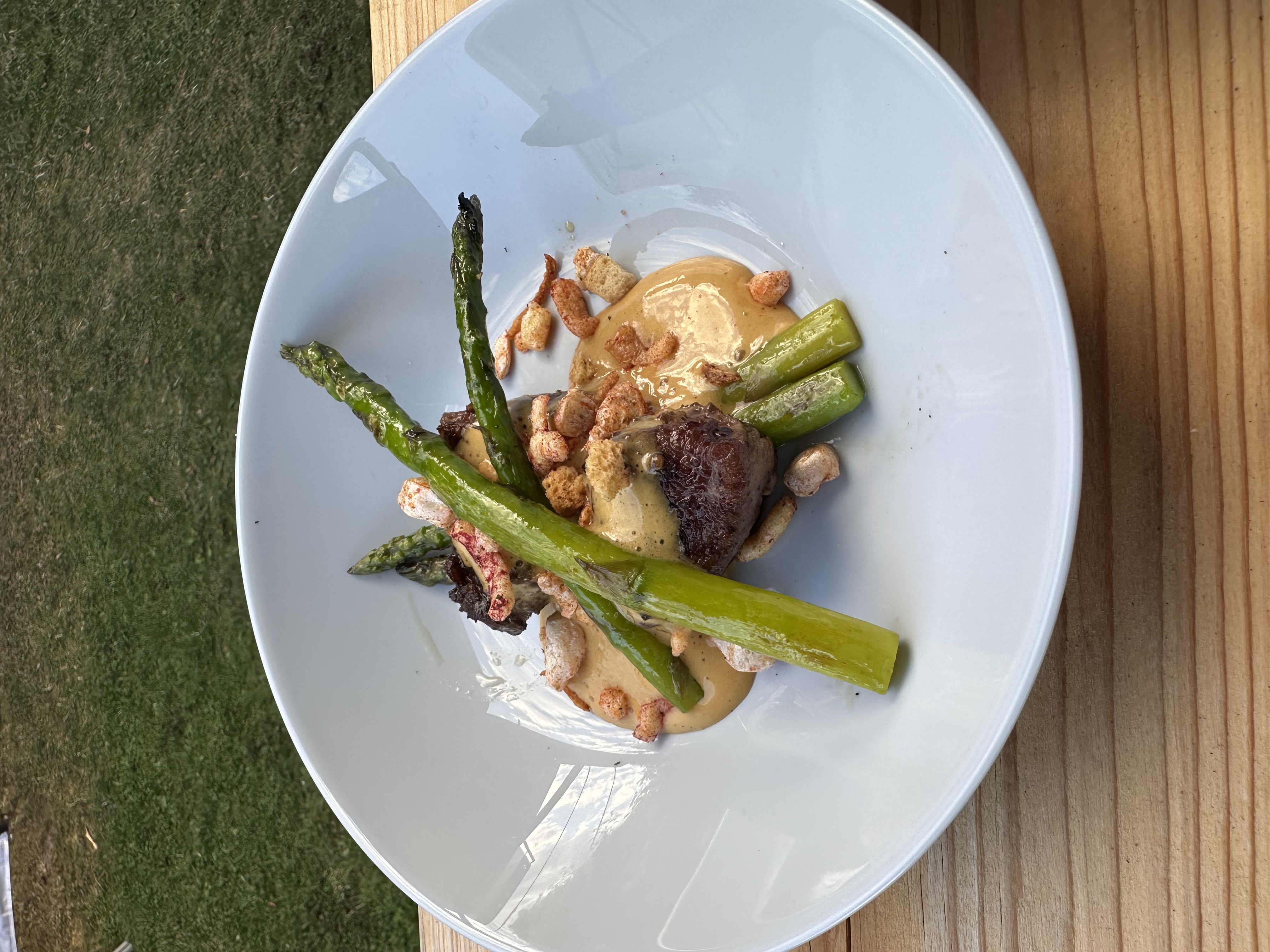 Rinderfilet mit grünem Spargel, Knusperperlen und Espuma — gehobener Hauptgang