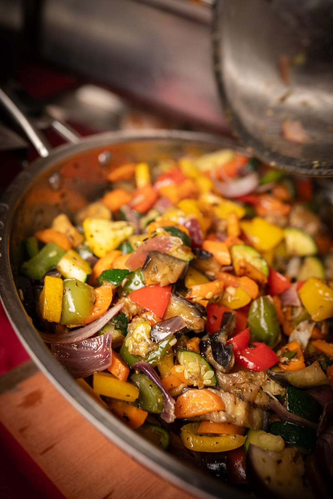 Buntes Pfannengemüse aus Paprika, Zucchini, Aubergine und Karotten — vegetarische Komposition