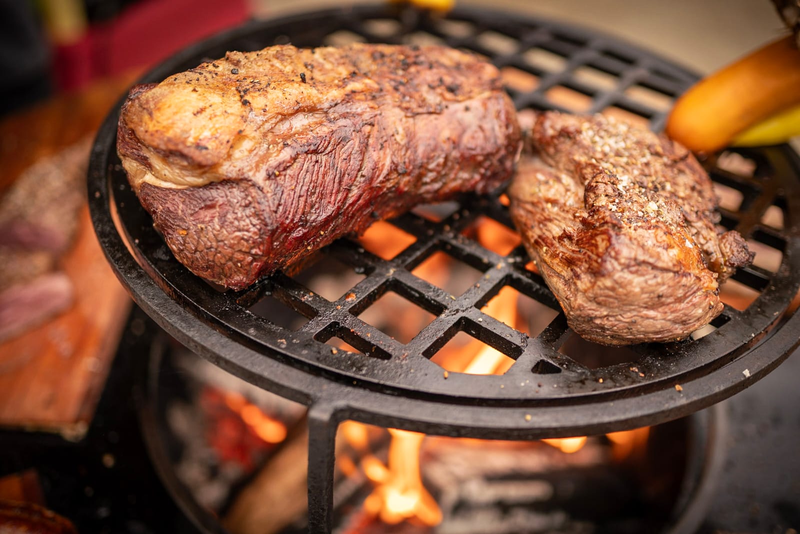Picanha und Roastbeef-Stücke garen perfekt über offenem Feuer auf dem Ofyr-Rost